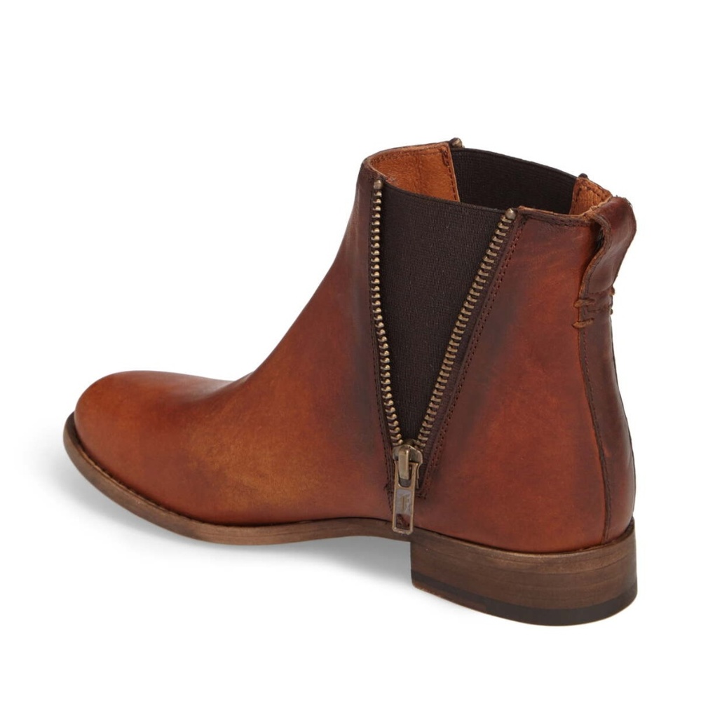 NIB $298 Frye Carly Chelsea Boot in Cognac! - Picture 2 of 11
